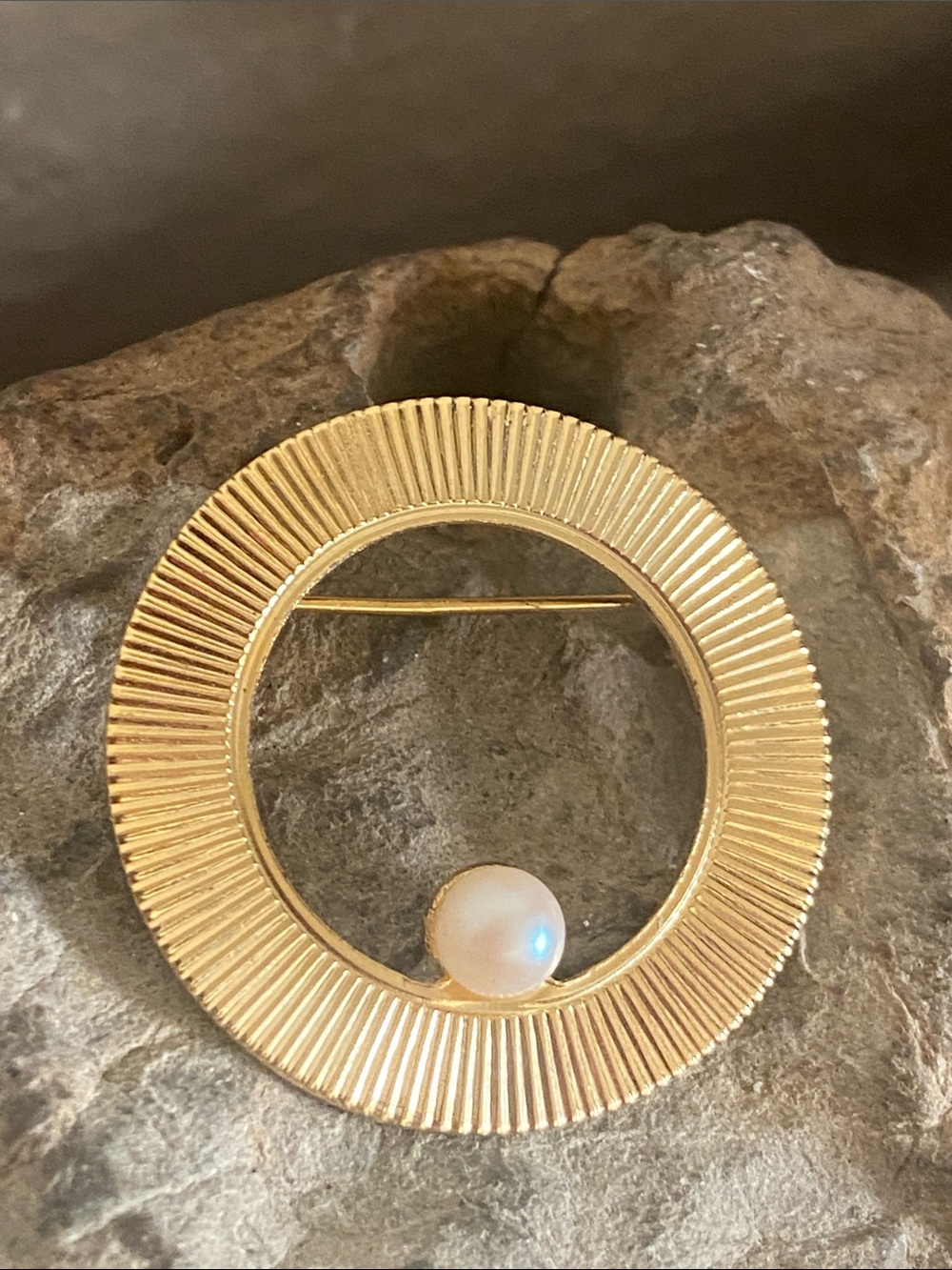 Vintage 90s Faux Pearl Gold Tone Circle Broach